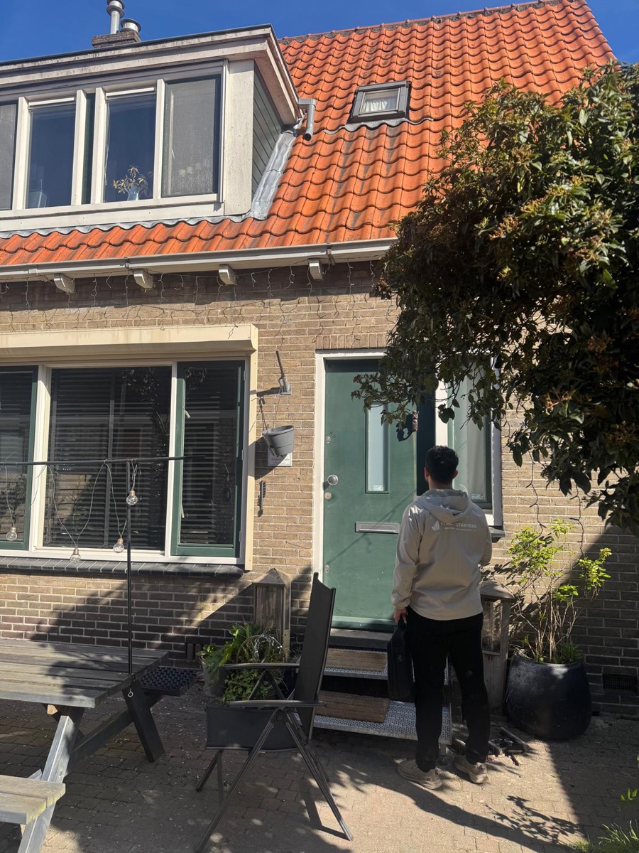 Klimaatstarters-adviseur tijdens een opname op locatie bij een woning
